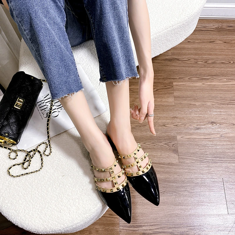Shoes for women Slippers and Slippers In Autumn 2021 New Baotou Flat-bottomed Pointed Rivets and Semi-slippers
Shoes for women Slippers and Slippers In Autumn 2021 New Baotou Flat-bottomed Pointed Rivets and Semi-slippers