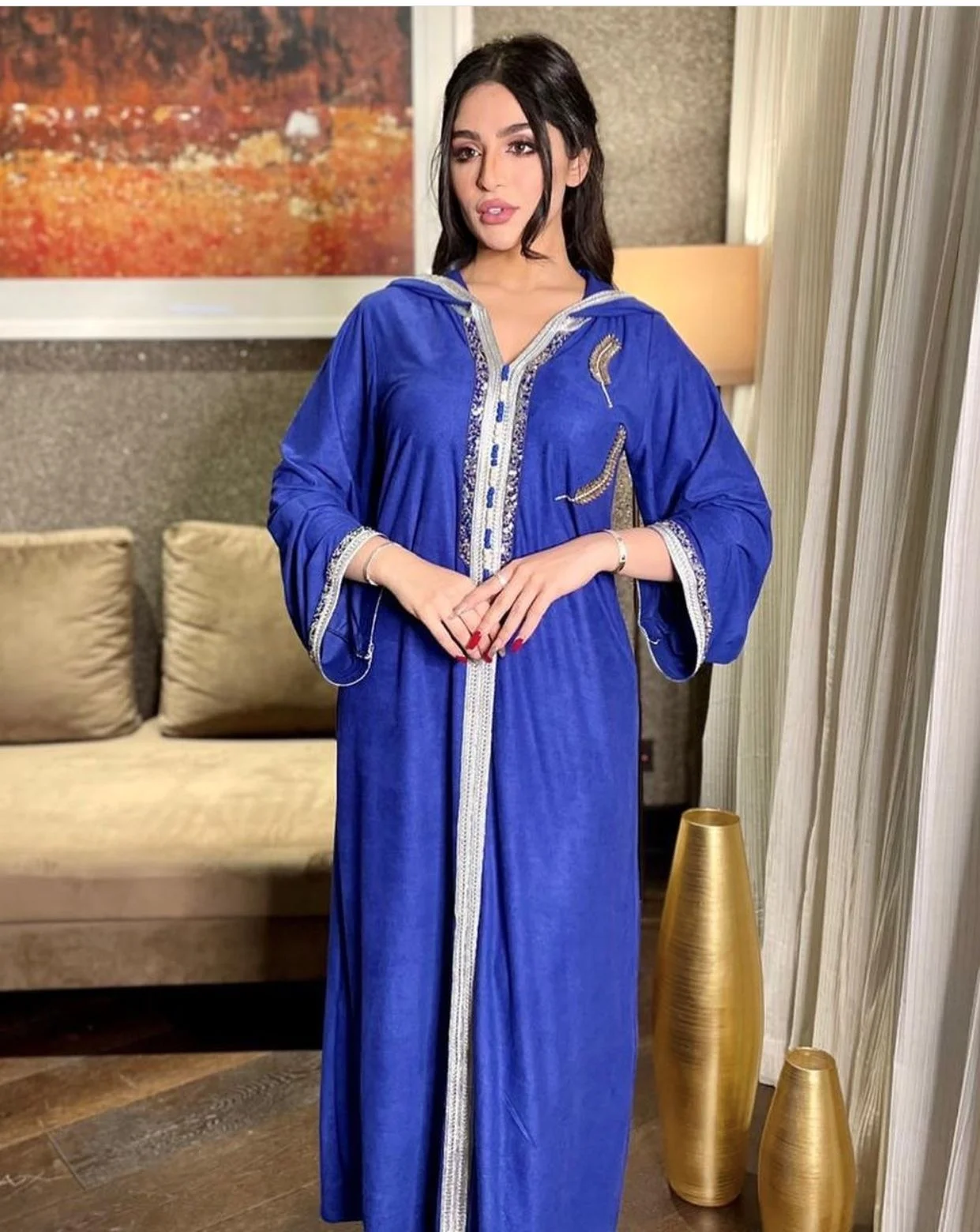 Fashion new V-neck long sleeve embroidered national hooded gown with diamonds and hot diamonds in Muslim style
Fashion new V-neck long sleeve embroidered national hooded gown with diamonds and hot diamonds in Muslim style
