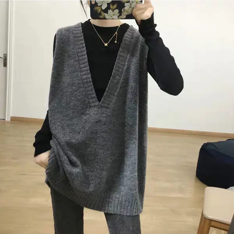 Mid length Korean minimalist casual loose fitting sweater for women's versatile knit deep V-neck sleeveless vest top
Mid length Korean minimalist casual loose fitting sweater for women's versatile knit deep V-neck sleeveless vest top