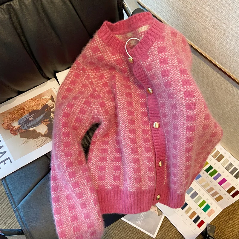 Vintage Pink Knitted Cardigan 2023 Autumn Winter Loose Lattice Crop Knit Casual All-match Outwear Knitwears Coat Female Clothing
Vintage Pink Knitted Cardigan 2023 Autumn Winter Loose Lattice Crop Knit Casual All-match Outwear Knitwears Coat Female Clothing