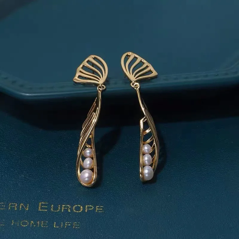 Vintage Court Unique Design Curved Stud Earrings for Women Openwork Metal Pearl Fish-shaped Earrings Luxury Jewelry Accessories
Vintage Court Unique Design Curved Stud Earrings for Women Openwork Metal Pearl Fish-shaped Earrings Luxury Jewelry Accessories