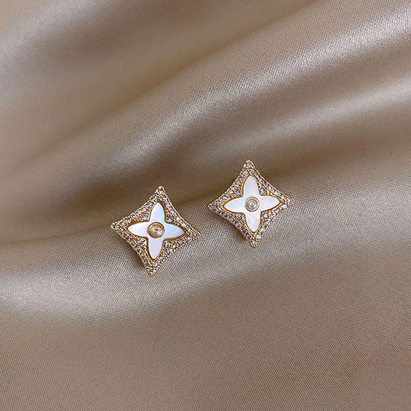 s925 Sterling Silver Needle French Natural Shell Clover Stud Earrings Luxury Temperament Trend Jewelry Gift
s925 Sterling Silver Needle French Natural Shell Clover Stud Earrings Luxury Temperament Trend Jewelry Gift