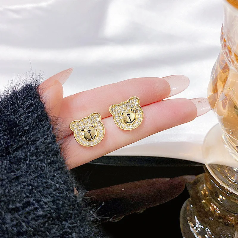 2022 New Korean Cute Bear Stud Earrings for Women Fashion Crystal Elegant Jewelry Party Gifts
2022 New Korean Cute Bear Stud Earrings for Women Fashion Crystal Elegant Jewelry Party Gifts