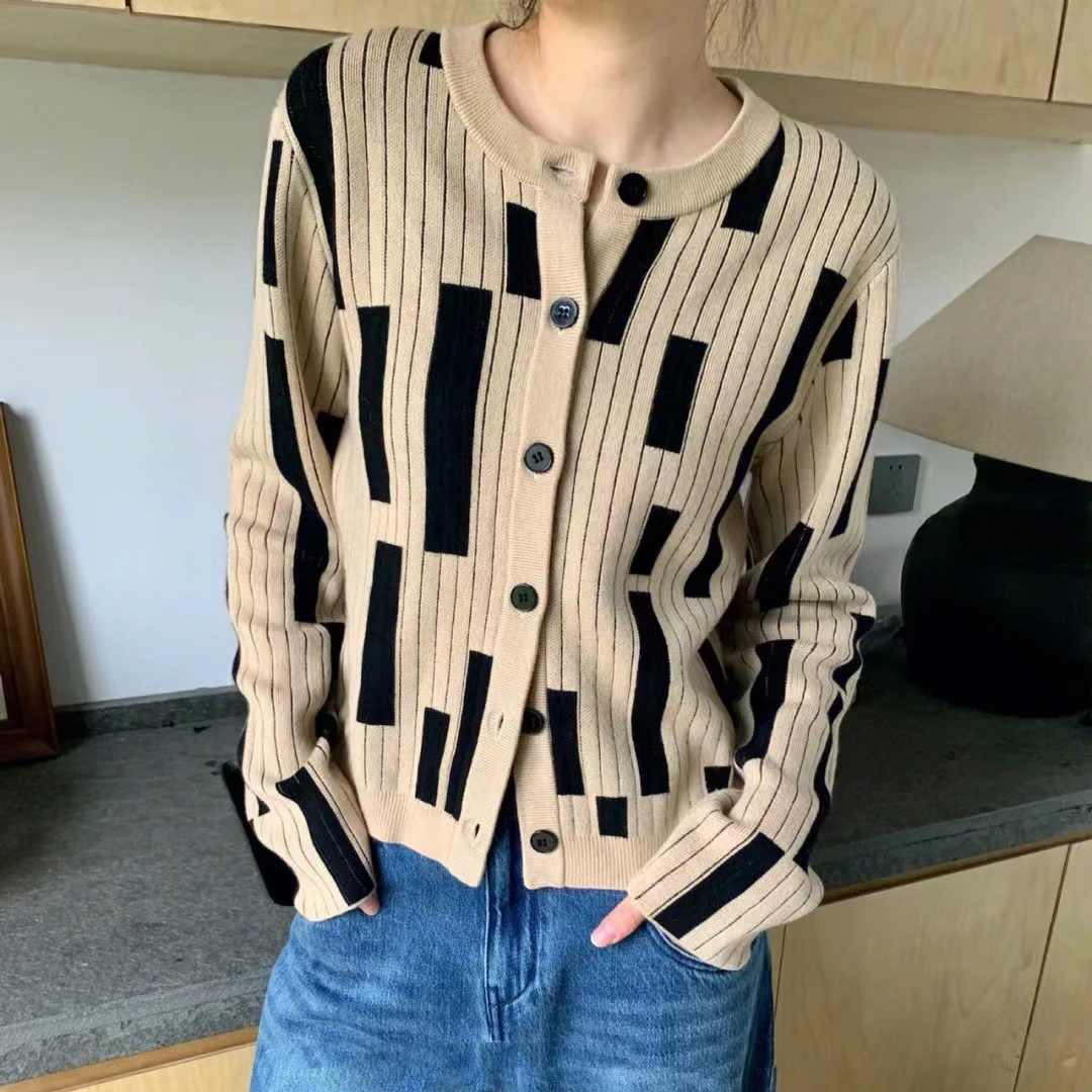 Осенне-зимний жаккардовый приятный для кожи и удобный вязаный кардиган из смешанной шерсти с круглым вырезом
Осенне-зимний жаккардовый приятный для кожи и удобный вязаный кардиган из смешанной шерсти с круглым вырезом