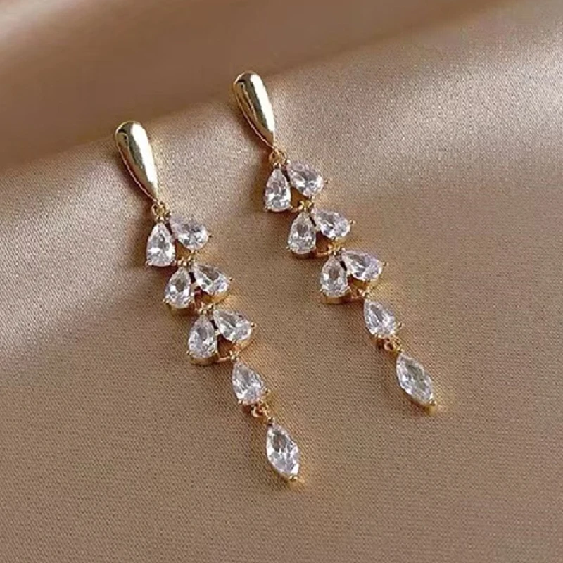 Long Leaf Shaped Earrings Trendy And Delicate Dangling Earring Women's Jewellery Stylish Simple And Elegant Earrings For Ladies
Long Leaf Shaped Earrings Trendy And Delicate Dangling Earring Women's Jewellery Stylish Simple And Elegant Earrings For Ladies