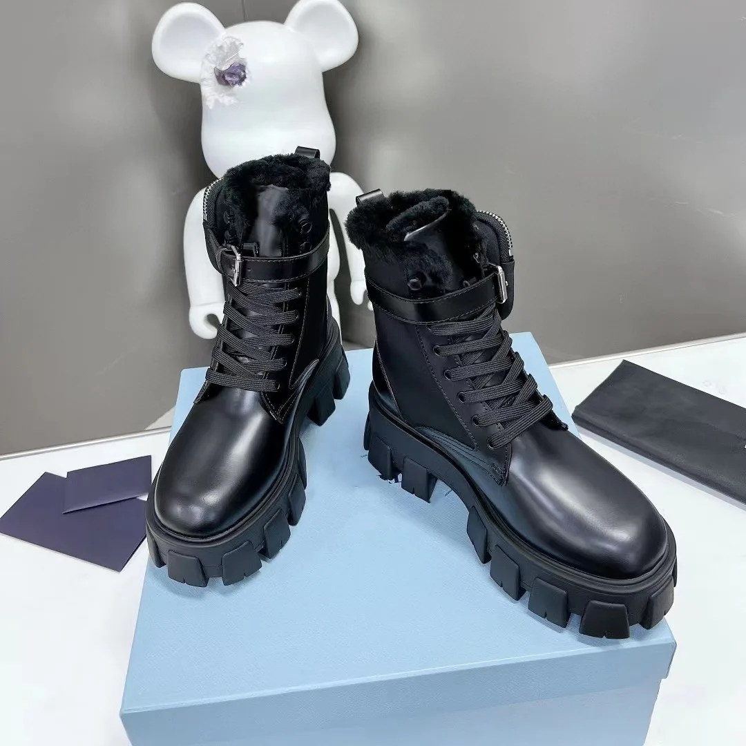 2023 Autumn/Winter New Snow Boots Logo Wallet Buckle Pocket Short Boots Thick Sole Waterproof Platform British Style Versatile
2023 Autumn/Winter New Snow Boots Logo Wallet Buckle Pocket Short Boots Thick Sole Waterproof Platform British Style Versatile