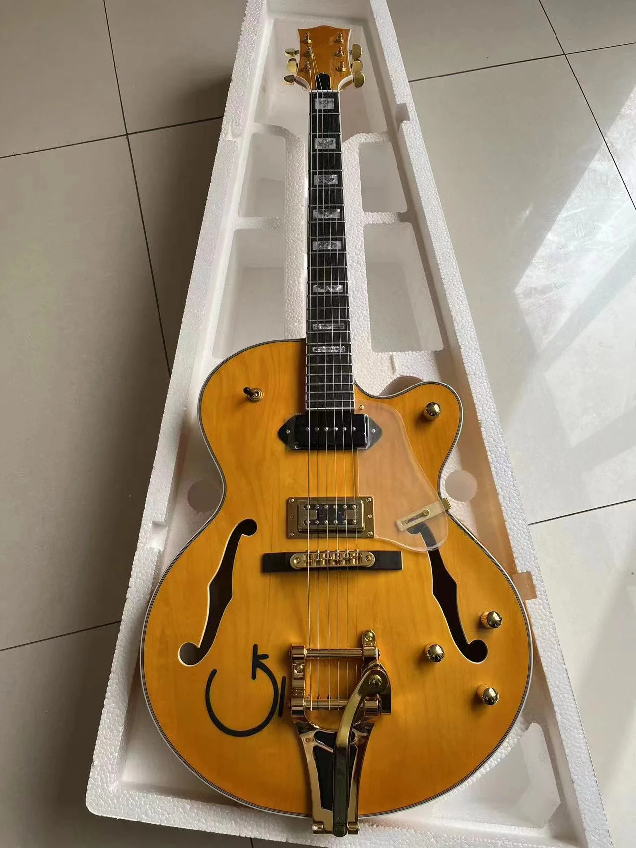 Send 3 days customized store half empty heart body F empty electric guitar Free Shipping
Send 3 days customized store half empty heart body F empty electric guitar Free Shipping