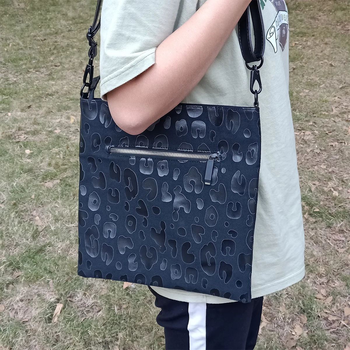 Black and Bright Leopard Print Messenger Bag Cow Print Sunflower Zipper Vertical Canvas Ladies Shoulder Bag Student Shoulder Bag
Black and Bright Leopard Print Messenger Bag Cow Print Sunflower Zipper Vertical Canvas Ladies Shoulder Bag Student Shoulder Bag