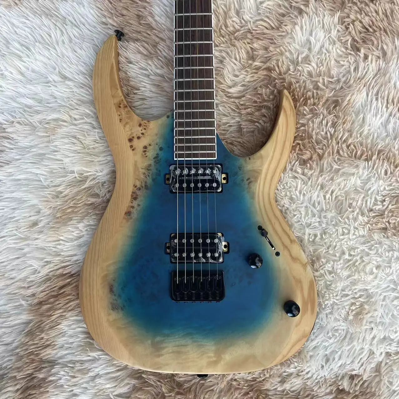 6-string electric guitar, blue body, real delivery picture, can be modified and customized, free package and mail to home
6-string electric guitar, blue body, real delivery picture, can be modified and customized, free package and mail to home