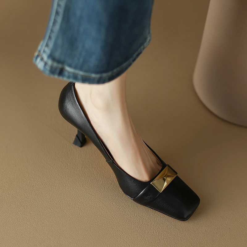 Heihaian 2023 New Korean Version Of The Single Shoe Suitable For Women's Square Head Heels With Metal Decoration 34-42
Heihaian 2023 New Korean Version Of The Single Shoe Suitable For Women's Square Head Heels With Metal Decoration 34-42