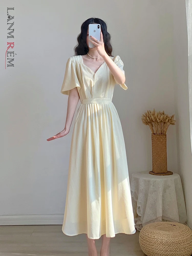 LANMREM Women Solid Color Folds Dress Puff Short Sleeve A-line V-Neck Pullover 2022 Summer Fashion Female Clothing 2Q0013
LANMREM Women Solid Color Folds Dress Puff Short Sleeve A-line V-Neck Pullover 2022 Summer Fashion Female Clothing 2Q0013