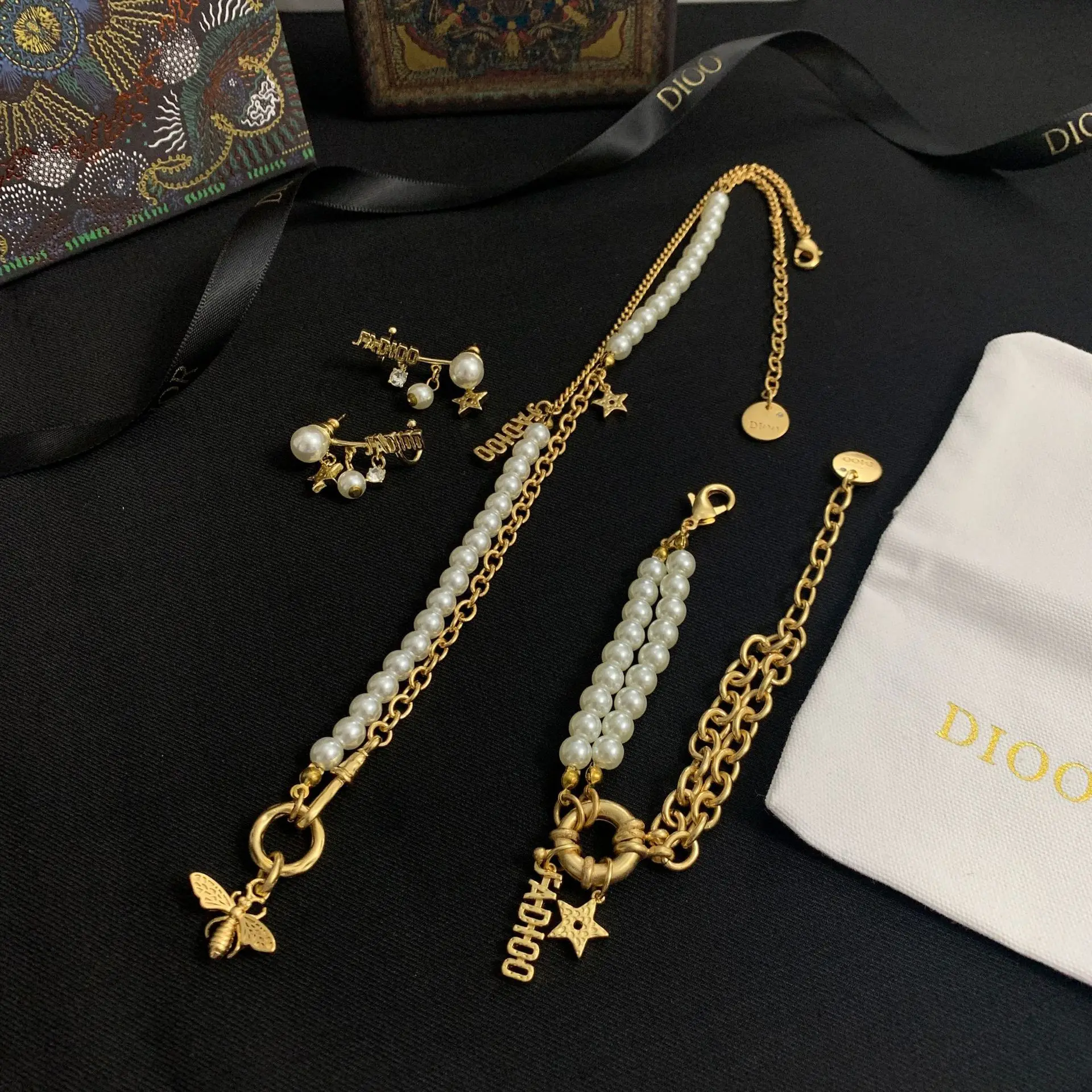 Trendy Fashion Necklace for Woman Honeybee Star Pearl Pendant Luxury Jewelry Gift Letter Stud Earrings Female Accessories
Trendy Fashion Necklace for Woman Honeybee Star Pearl Pendant Luxury Jewelry Gift Letter Stud Earrings Female Accessories