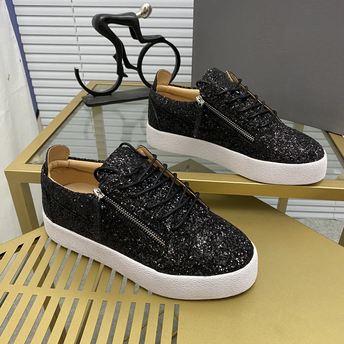 Top High Quality GZ Mens Trendy Casual Shoes Luxury Womens Real Leather Shoes Size 35-48 Designr Sparkle Rock Tide Shoes MG0054
Top High Quality GZ Mens Trendy Casual Shoes Luxury Womens Real Leather Shoes Size 35-48 Designr Sparkle Rock Tide Shoes MG0054