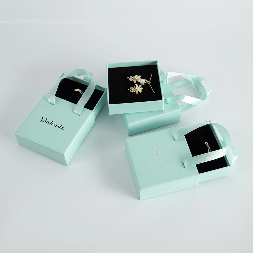 Portable Paper Drawer Box With Silk Handle Advanced Customized Sliding Package Boxes Luxury Bracelet Rings Earrings Storage Case
Portable Paper Drawer Box With Silk Handle Advanced Customized Sliding Package Boxes Luxury Bracelet Rings Earrings Storage Case