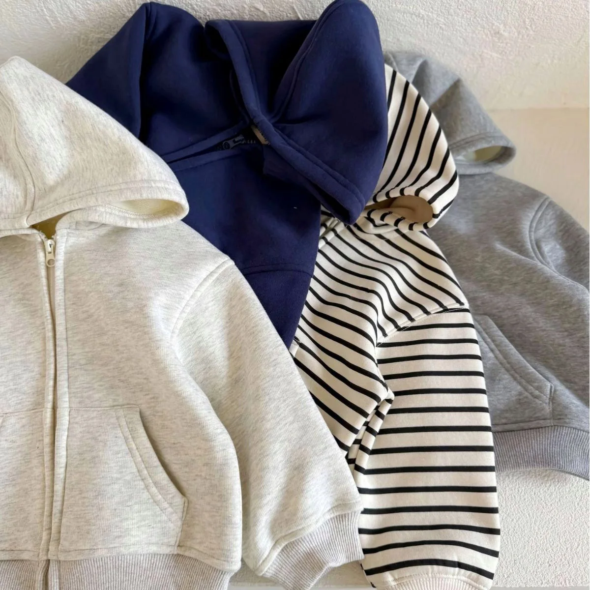 Осенне-зимняя детская толстовка в полоску с капюшоном и длинным рукавом
Осенне-зимняя детская толстовка в полоску с капюшоном и длинным рукавом