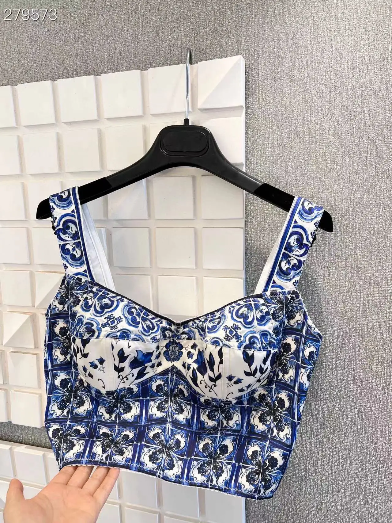High Quality Women's Top Fashion Runway Print Vest Blouse Sleeveless Vacation Summer 2022 New Silk Blouse
High Quality Women's Top Fashion Runway Print Vest Blouse Sleeveless Vacation Summer 2022 New Silk Blouse