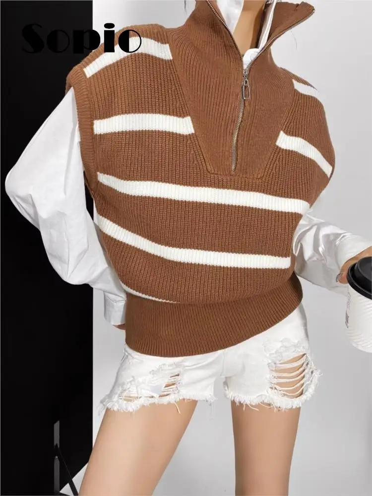 Женский трикотажный жилет с воротником-хомутом, на молнии
Женский трикотажный жилет с воротником-хомутом, на молнии