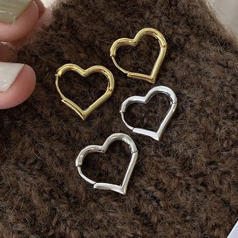 Cute Heart Gold Sliver Small Hoop Earrings for Women 2022 Fashion Jewelry Simple Luxury Party Geometric Earring Accessories
Cute Heart Gold Sliver Small Hoop Earrings for Women 2022 Fashion Jewelry Simple Luxury Party Geometric Earring Accessories