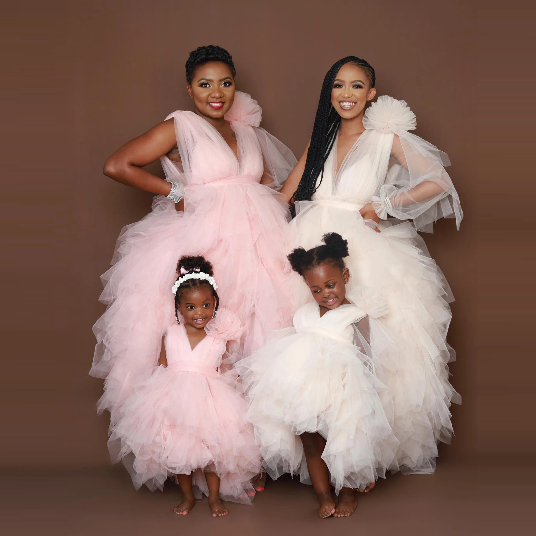 

Classic Ball Gown Mom And Me Tulle Prom Dresses Puffy Shoulder V Neck Tutu Photo Shoot Family Look Mother And Daughter Matching