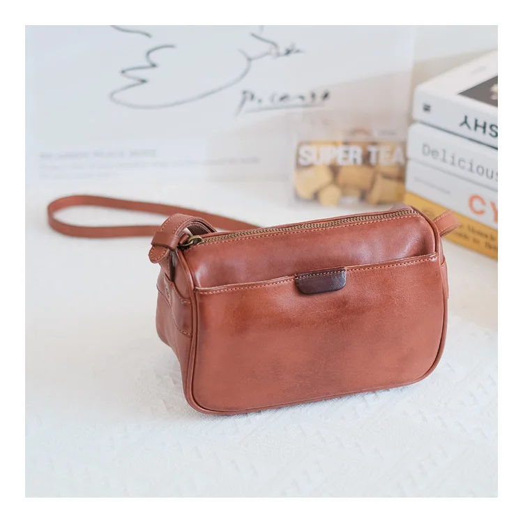Retro Commuter High-Grade Casual Leather Pillow Bag Shoulder Messenger Bag
Retro Commuter High-Grade Casual Leather Pillow Bag Shoulder Messenger Bag