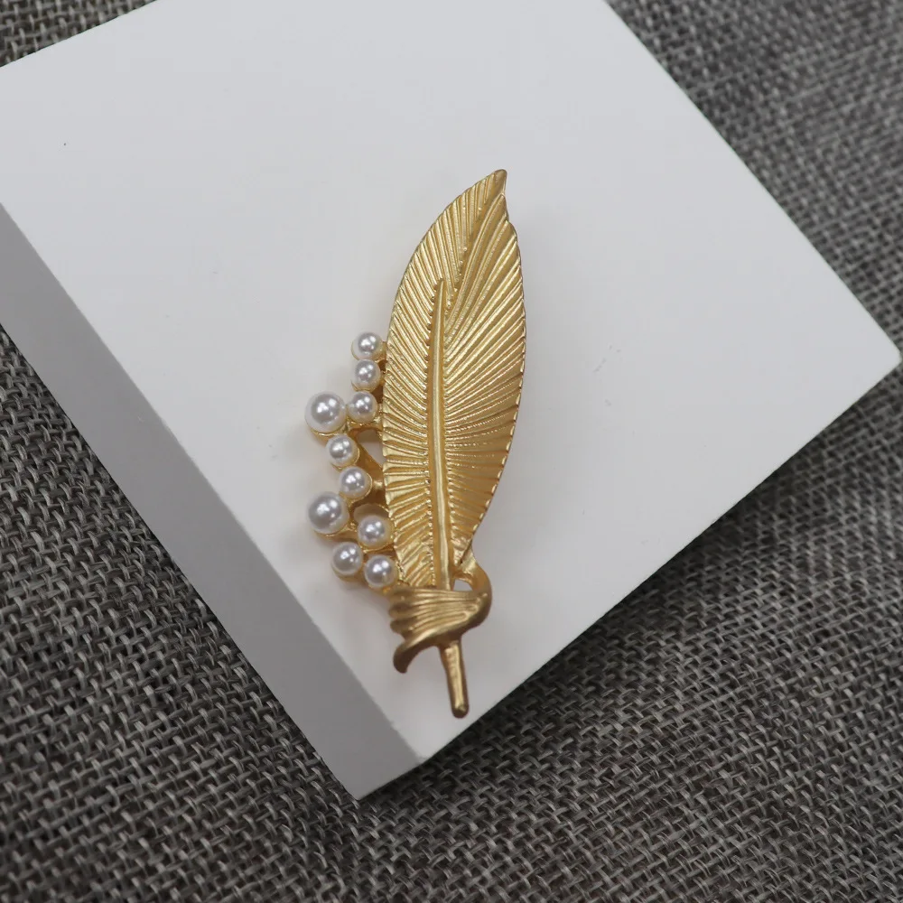 Medieval Vintage Matte Metal Pearl Leaf Brooches for Women Fashion Simple Temperament Corsage Clothing Accessories Party Gifts
Medieval Vintage Matte Metal Pearl Leaf Brooches for Women Fashion Simple Temperament Corsage Clothing Accessories Party Gifts