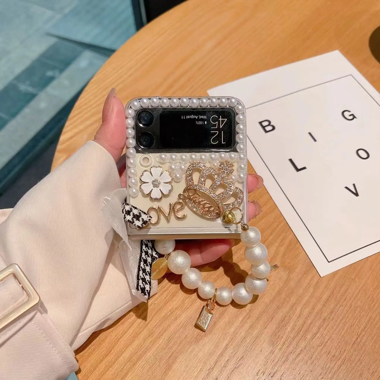 Luxury DIY Bling Rhinestone Clear Hard Phone Case For Samsung Galaxy Z Flip 3 5G Cover with Portable Bracelet for Woman Girl 
Luxury DIY Bling Rhinestone Clear Hard Phone Case For Samsung Galaxy Z Flip 3 5G Cover with Portable Bracelet for Woman Girl