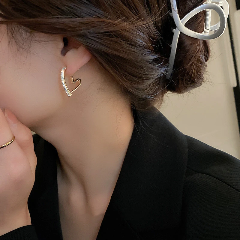 JOZY Light Luxury Sweet Love Hoop Earrings Geometric Metal Shiny Zircon Heart Cool Earring 2022 Korean Simple Fashion Jewelry
JOZY Light Luxury Sweet Love Hoop Earrings Geometric Metal Shiny Zircon Heart Cool Earring 2022 Korean Simple Fashion Jewelry