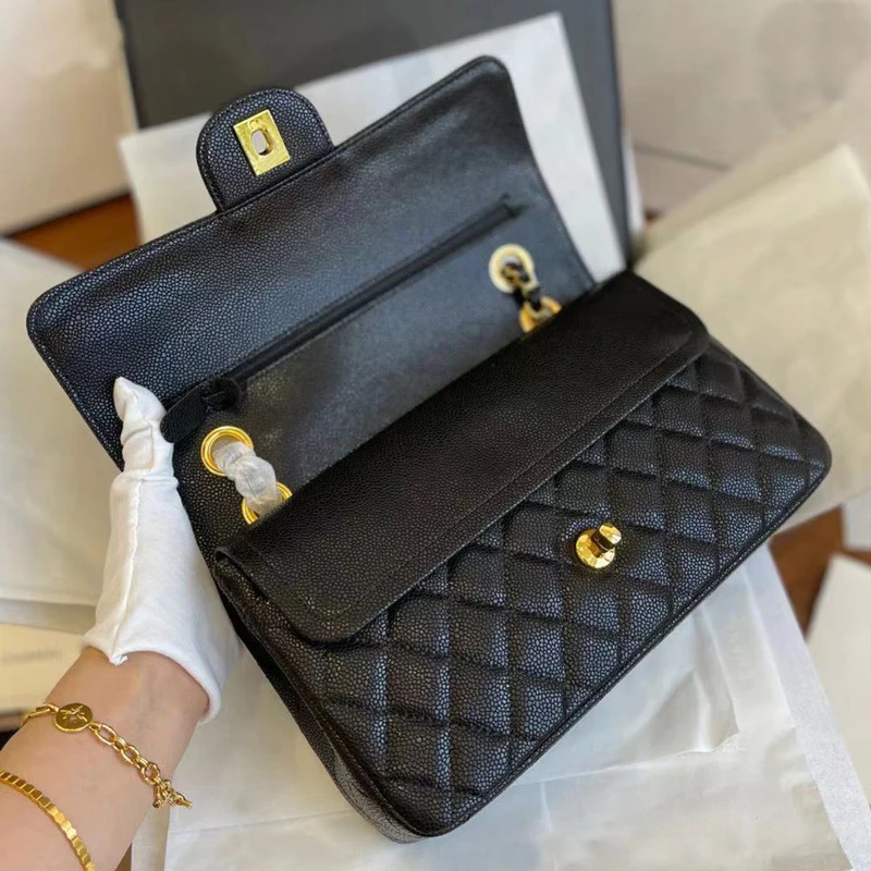 New fashion designer one shoulder cross body leather lady armpit bag Lingge metal chain dinner fashion bag 
New fashion designer one shoulder cross body leather lady armpit bag Lingge metal chain dinner fashion bag