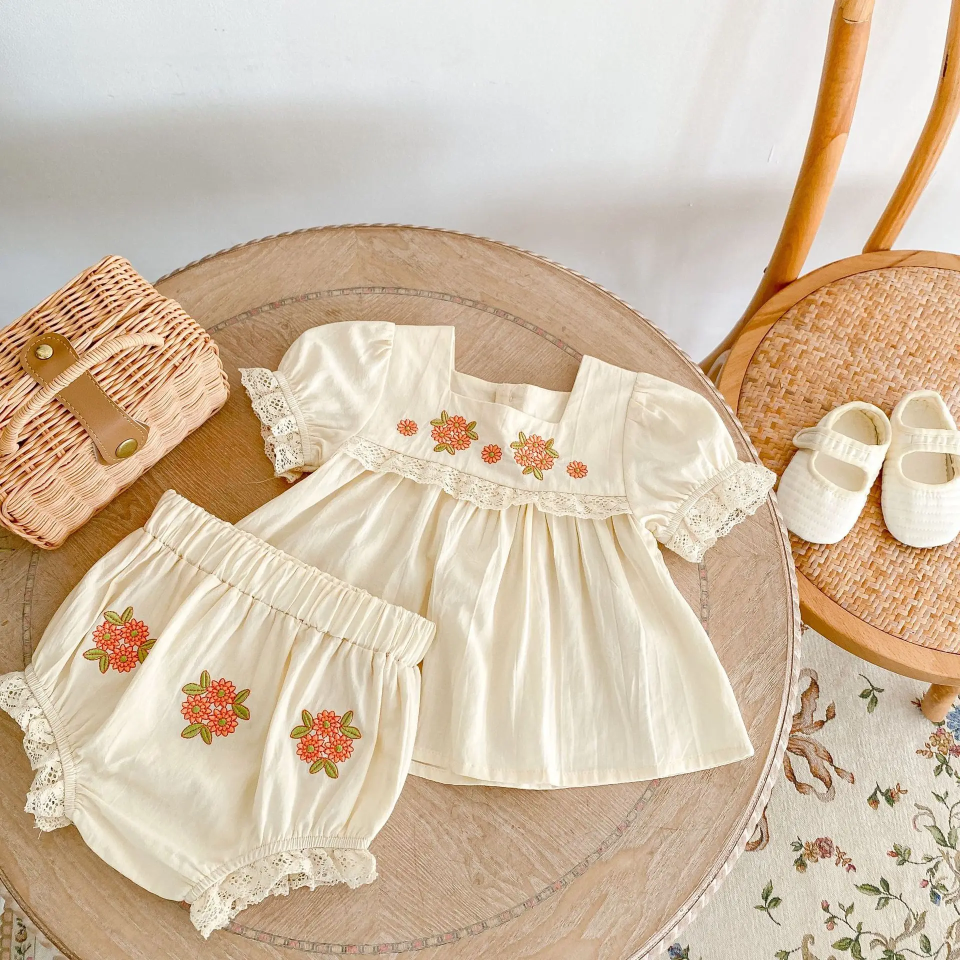 Boutique Kids Clothing Set Toddler Girl Embroidery Flower Puff Sleeve Dresses+bread Shorts 2pcs Suit Children Striped Dress Sets
Boutique Kids Clothing Set Toddler Girl Embroidery Flower Puff Sleeve Dresses+bread Shorts 2pcs Suit Children Striped Dress Sets