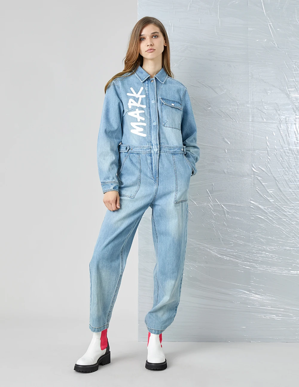 MARKFAST New 2022 Casual Washed Zipper Denim Jumpsuit Women Long Sleeve Logo Print Pockets Design Female Rompers Activewear
MARKFAST New 2022 Casual Washed Zipper Denim Jumpsuit Women Long Sleeve Logo Print Pockets Design Female Rompers Activewear
