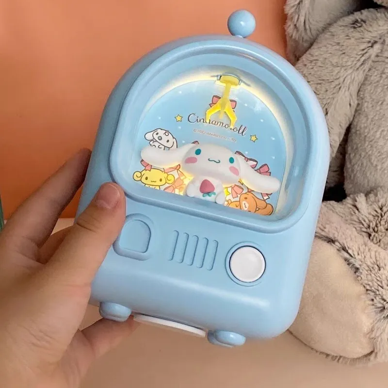 Kawaii Мультфильм Sanrioed куклы аниме Kuromi Cinnamoroll Usb светильник Kittys Cat милые детские копилки прикроватная лампа детские подарки
Kawaii Мультфильм Sanrioed куклы аниме Kuromi Cinnamoroll Usb светильник Kittys Cat милые детские копилки прикроватная лампа детские подарки