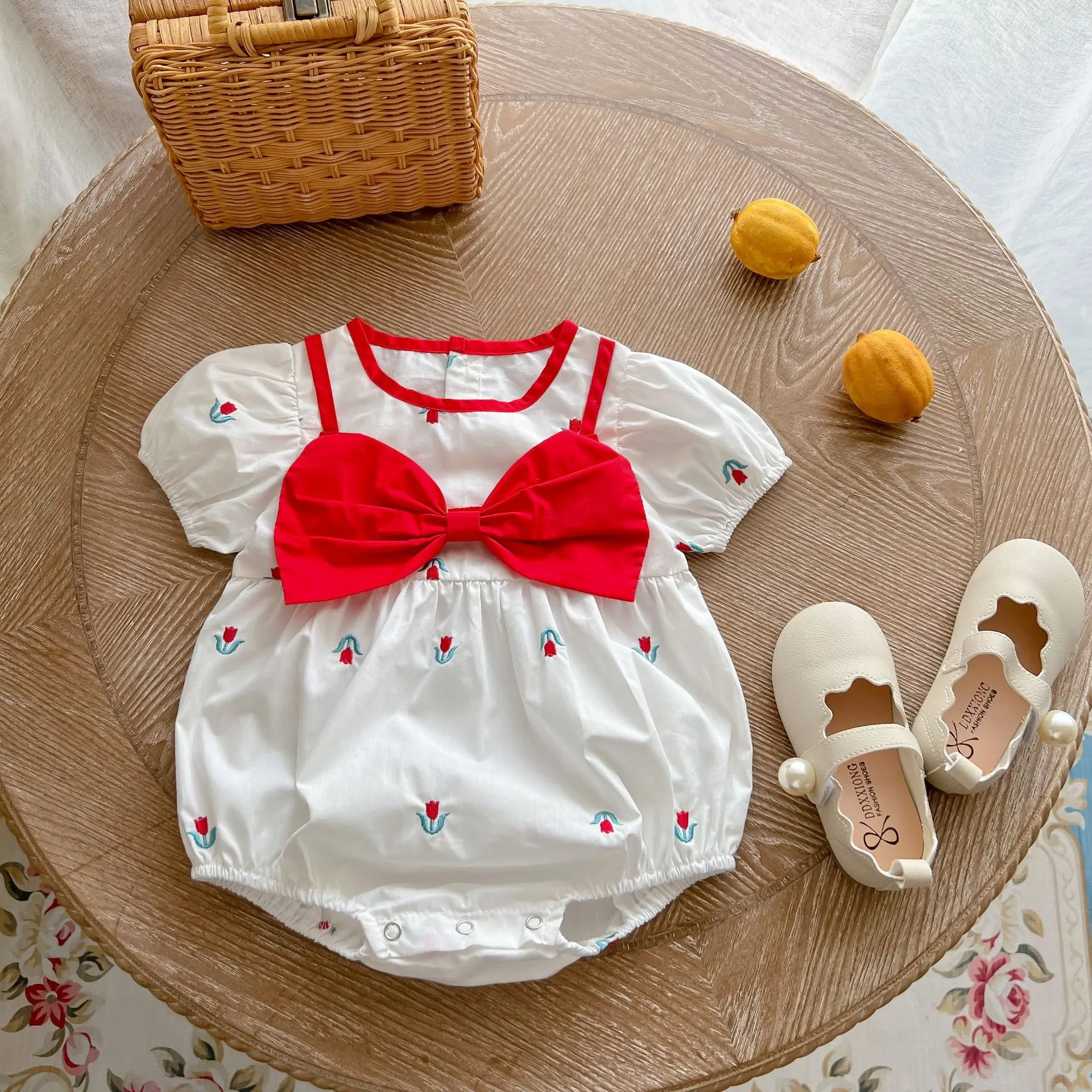 Baby girl summer wrap clothes short-sleeved embroidered romper foreign style full moon baby girl go out romper
Baby girl summer wrap clothes short-sleeved embroidered romper foreign style full moon baby girl go out romper