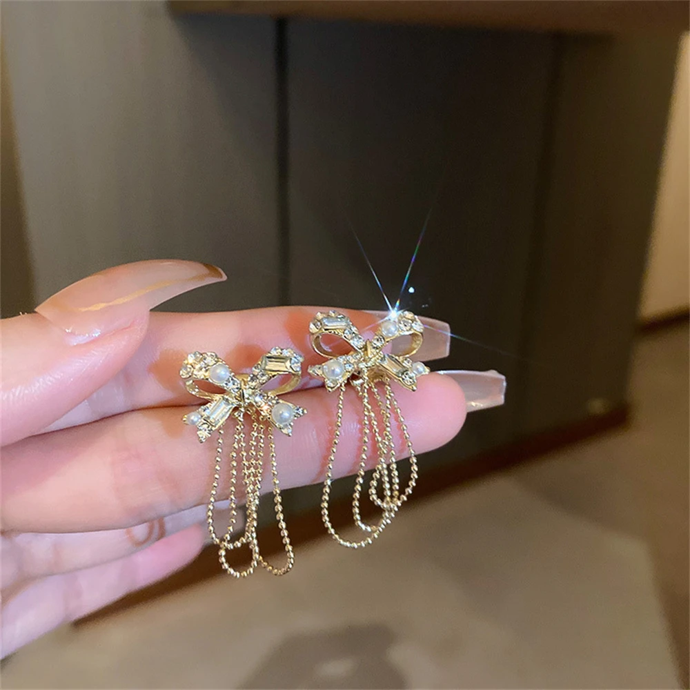 Korean Style Bowknot Pearl Gold Stud Earrings For Women Elegant Fashion Jewelry Sparkling Crystal Zircon Statement Earring Gifts
Korean Style Bowknot Pearl Gold Stud Earrings For Women Elegant Fashion Jewelry Sparkling Crystal Zircon Statement Earring Gifts