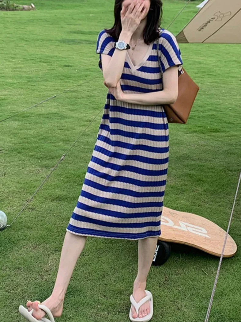 Women's V-Neck Striped Loose T-Shirt Dress 2022 Summer New Ladies Short-Sleeved All-Match Casual Straight Mid-Length Robe
Women's V-Neck Striped Loose T-Shirt Dress 2022 Summer New Ladies Short-Sleeved All-Match Casual Straight Mid-Length Robe