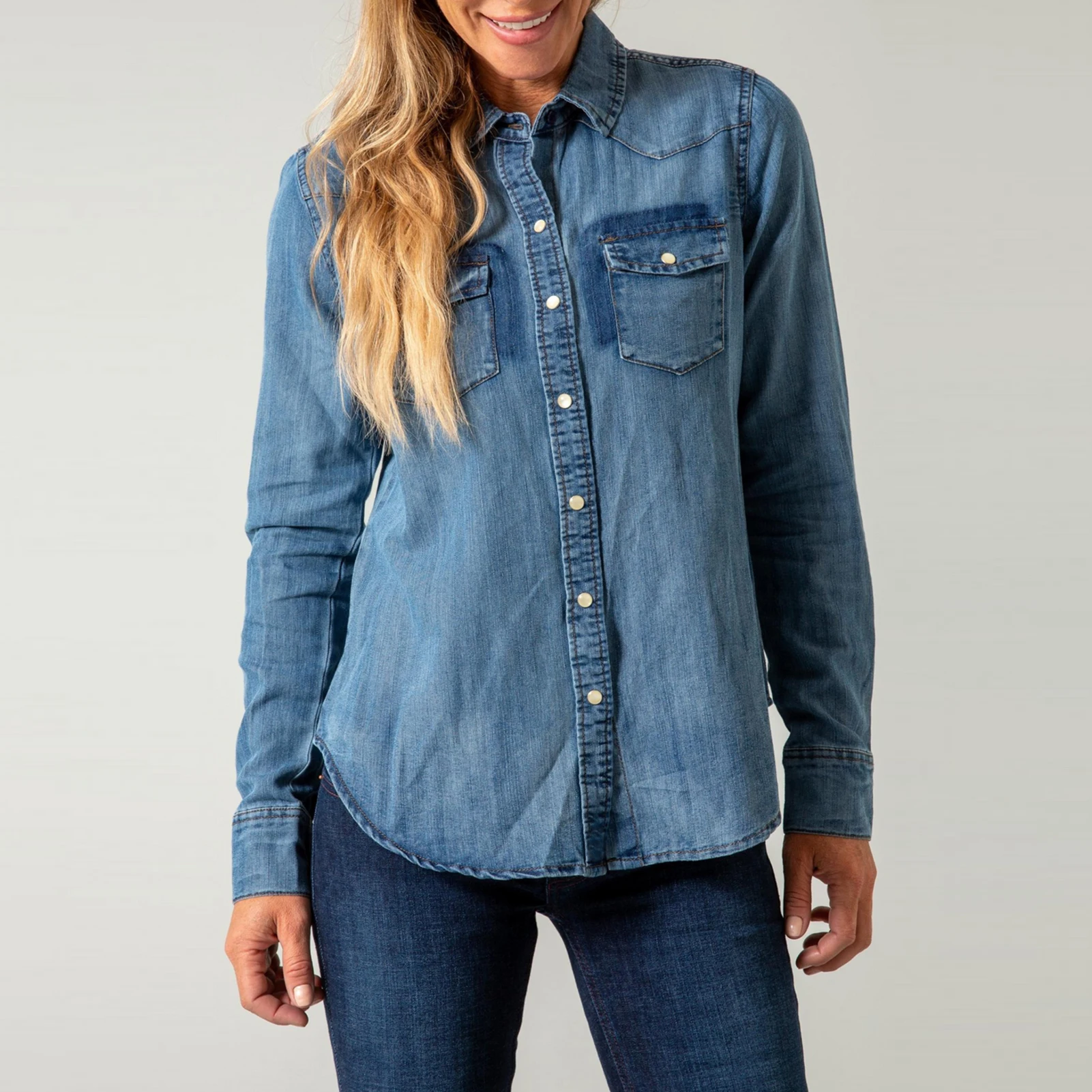 

Женская джинсовая рубашка, винтажная свободная однобортная джинсовая куртка с лацканами, элегантный популярный винтажный Топ с длинным рукавом и двумя карманами, голубого цвета