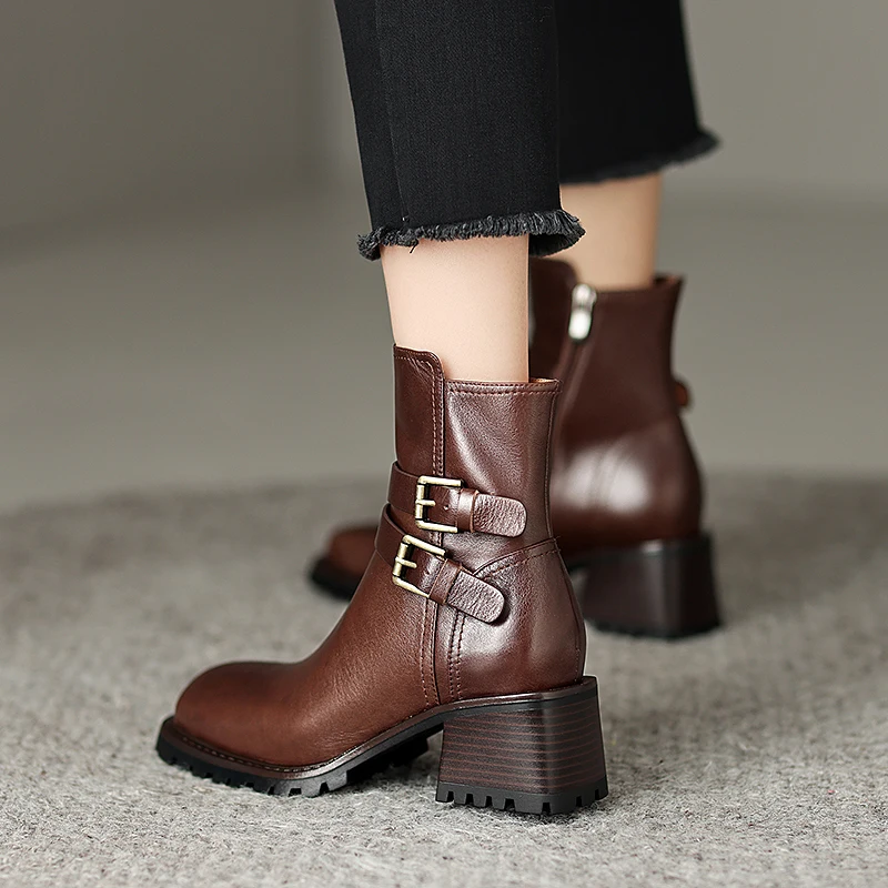 Retro Style Ladies Shoes Cow Leather Winter Boots Side Zip Spring Autumn Buckle Shoes On Thick Heel 6.5 CM Women Short Boots
Retro Style Ladies Shoes Cow Leather Winter Boots Side Zip Spring Autumn Buckle Shoes On Thick Heel 6.5 CM Women Short Boots