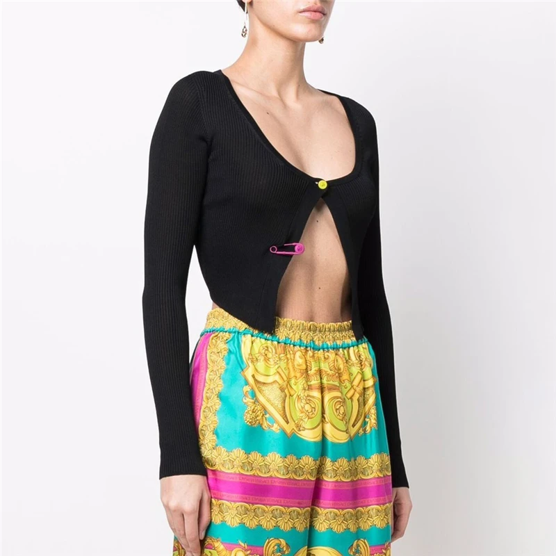 22 summer new nylon cotton solid color one button short cardigan women's fashion sexy knitted long-sleeved T-shirt short croptop
22 summer new nylon cotton solid color one button short cardigan women's fashion sexy knitted long-sleeved T-shirt short croptop