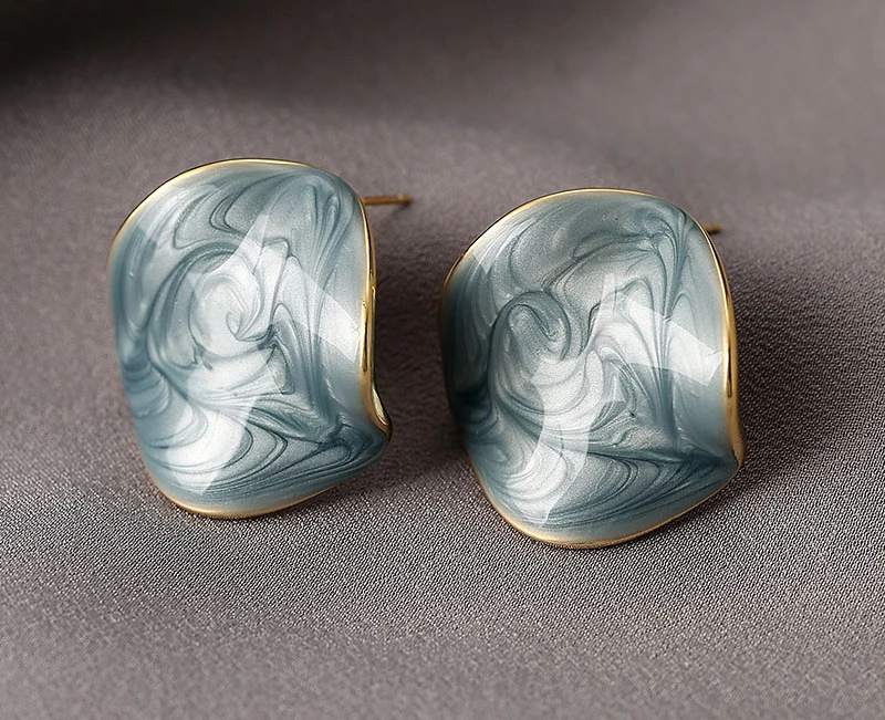 Gentle Silky Blue French Retro High-Grade Curved Surface Internet Celebrity Silver Needle Different New Earrings for Women
Gentle Silky Blue French Retro High-Grade Curved Surface Internet Celebrity Silver Needle Different New Earrings for Women