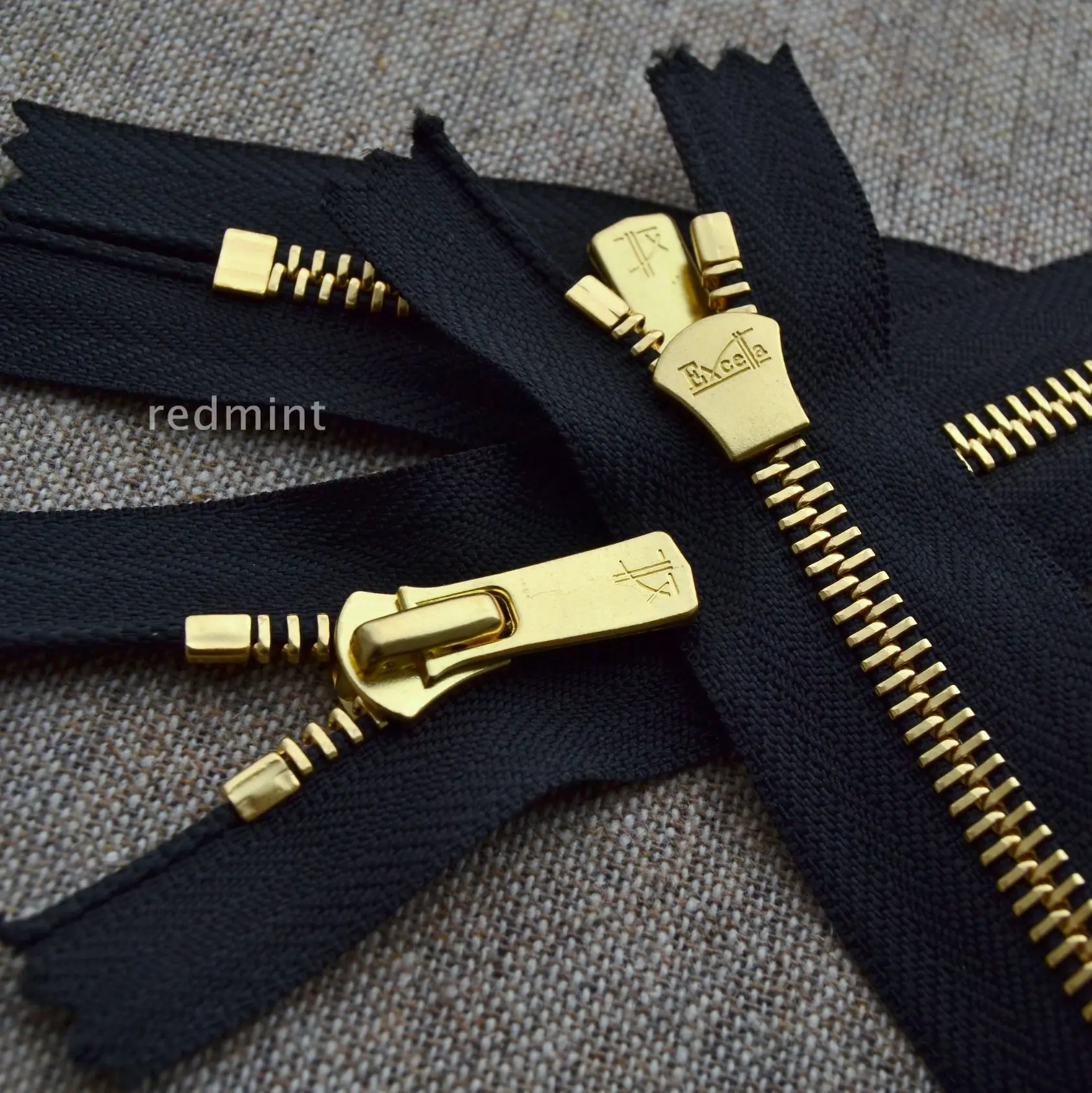 YKK Zipper No.5 Gold Copper Closed Tail Black Belt Hong Kong Made High Grade Polished and Skirt Waist Copper Brushed Lock
YKK Zipper No.5 Gold Copper Closed Tail Black Belt Hong Kong Made High Grade Polished and Skirt Waist Copper Brushed Lock
