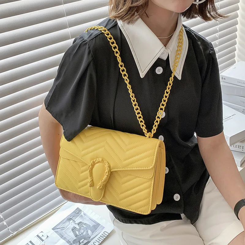 

Женская сумка, новинка 2023, модная сумка из искусственной кожи на цепочке с вышивкой, популярная однотонная вместительная сумка-мессенджер на одно плечо