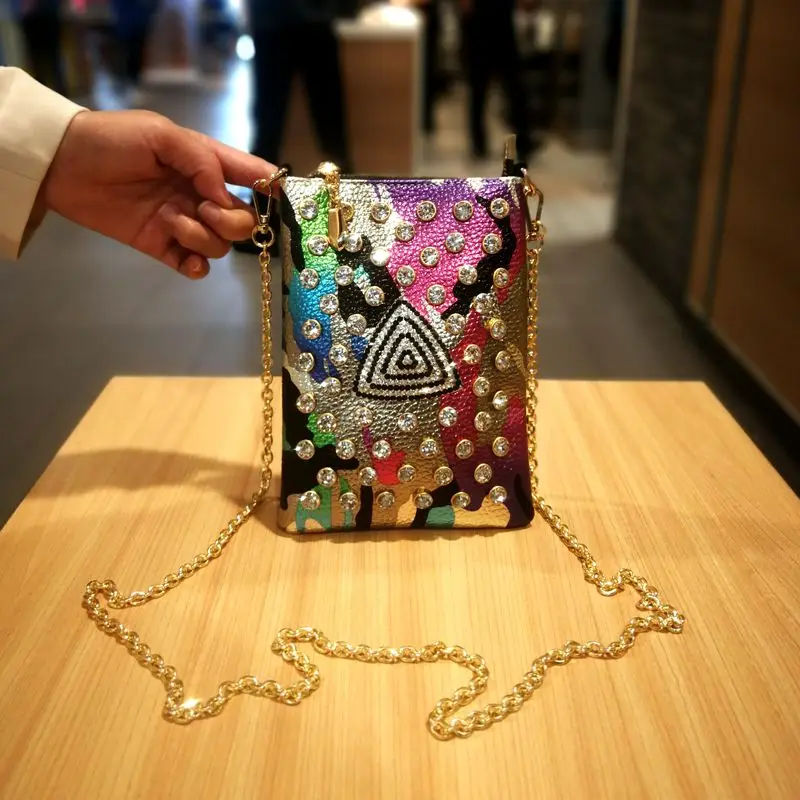 2022 New Popular Bag Bezel Setting Rhinestone Chain Bag Vertical Single-Layer Rivet Mobile Phone Bag Female Crossbody
2022 New Popular Bag Bezel Setting Rhinestone Chain Bag Vertical Single-Layer Rivet Mobile Phone Bag Female Crossbody