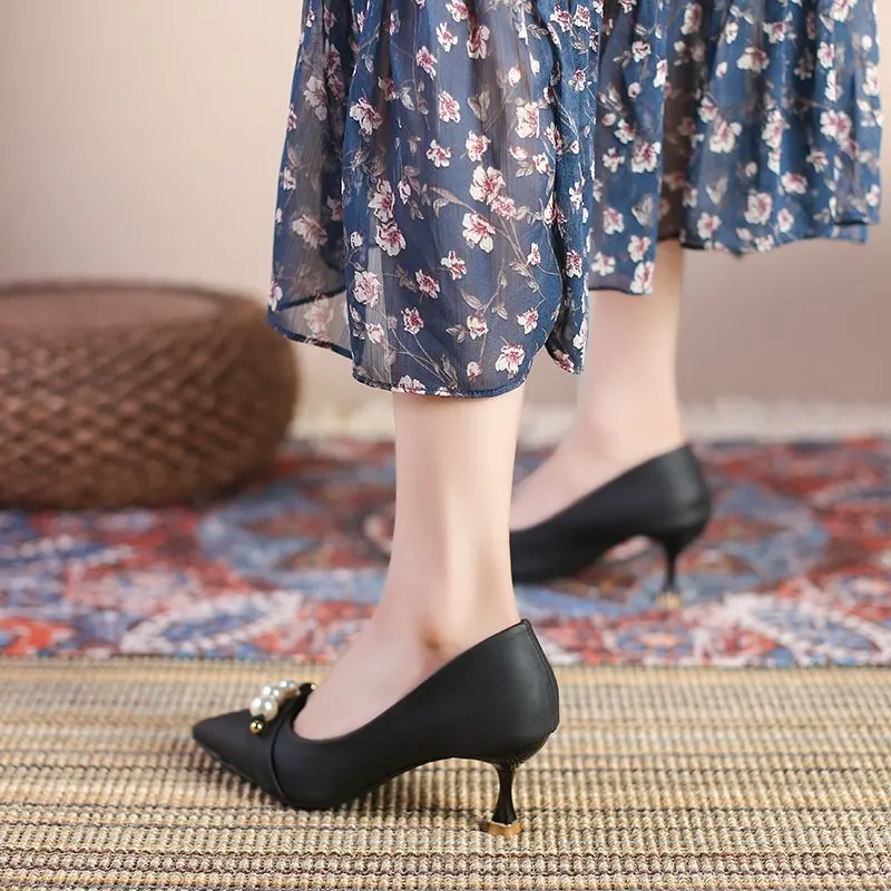 Женские однотонные туфли на высоком каблуке, с закрытым носком и бусинами 
Женские однотонные туфли на высоком каблуке, с закрытым носком и бусинами