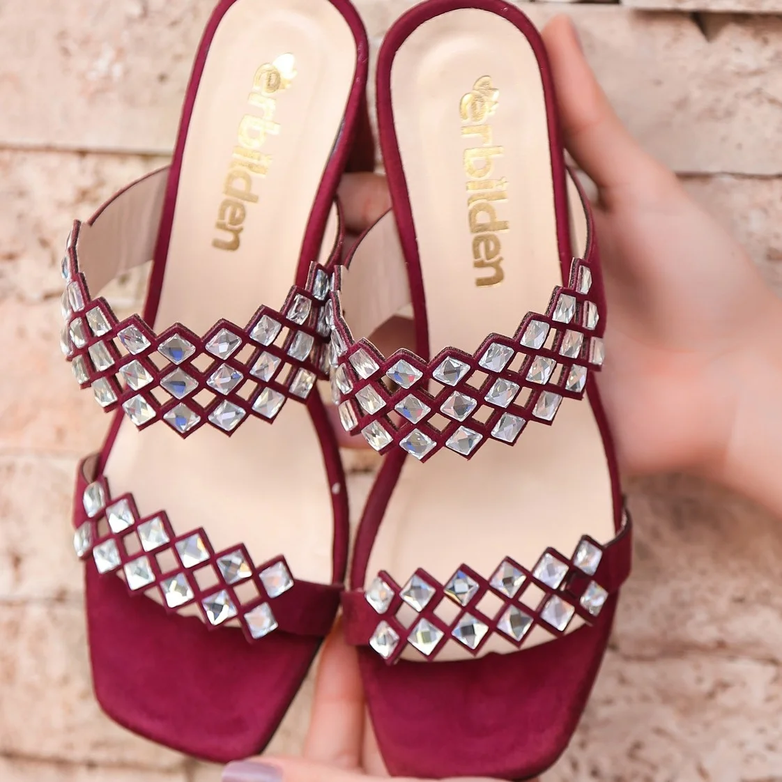 Женские замшевые шлепанцы Tonar Pera бордового цвета на высоких каблуках весна-лето крутые Удобные стильные шлепанцы для нового сезона
Женские замшевые шлепанцы Tonar Pera бордового цвета на высоких каблуках весна-лето крутые Удобные стильные шлепанцы для нового сезона