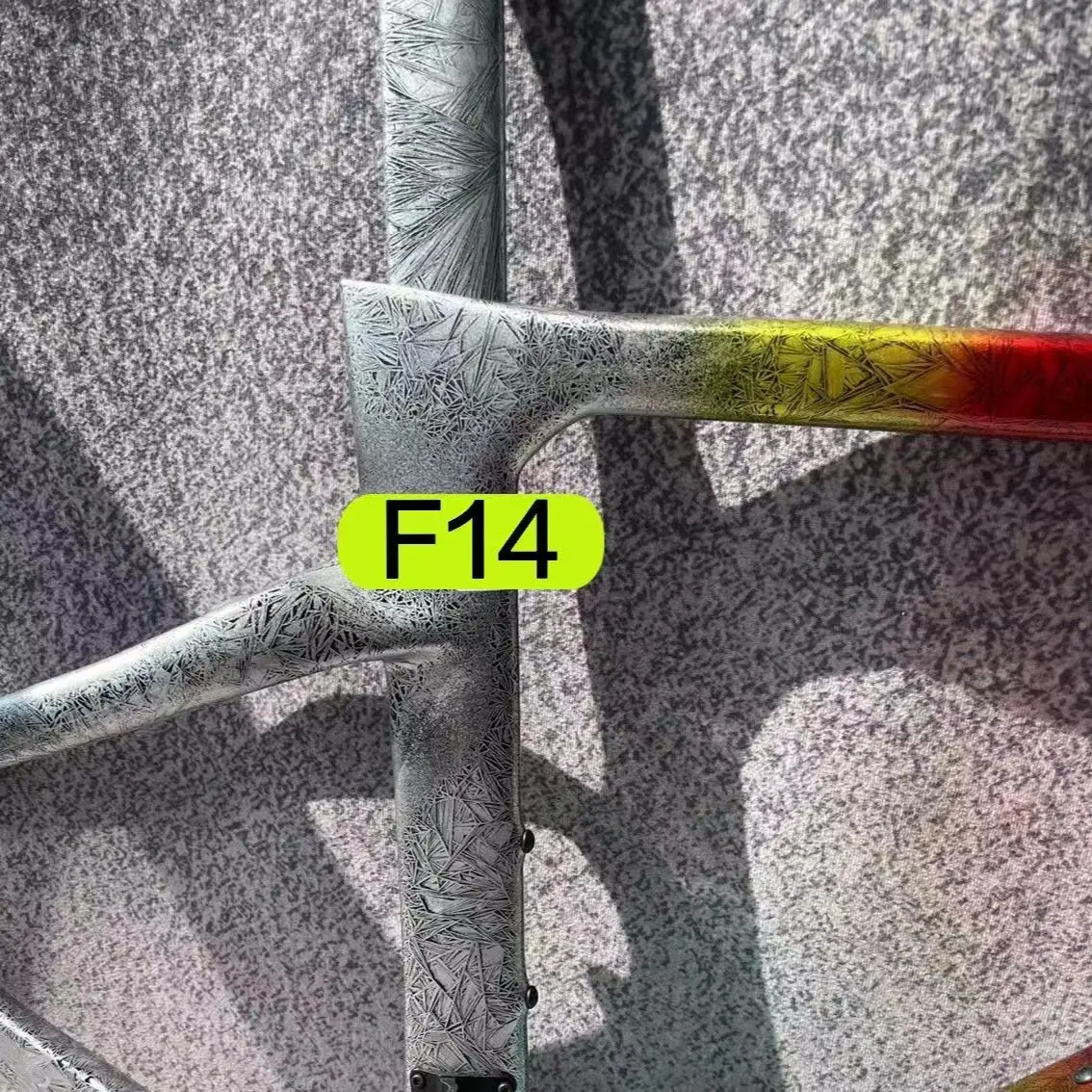 2023 NEW F14 Gradient Ice Crack carbon road bike frame T1100 BSA 700C for DI2 group rim/disc brake Made in Taiwan
2023 NEW F14 Gradient Ice Crack carbon road bike frame T1100 BSA 700C for DI2 group rim/disc brake Made in Taiwan