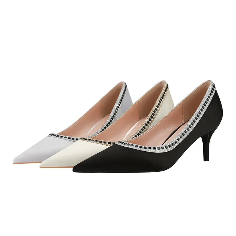 European and American style sexy banquet thin stiletto high heels shallow mouth pointed rhinestone high heels satin shoes
European and American style sexy banquet thin stiletto high heels shallow mouth pointed rhinestone high heels satin shoes