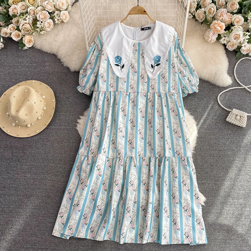 Осенне-зимнее платье с цветочным рисунком и вышивкой 
Осенне-зимнее платье с цветочным рисунком и вышивкой