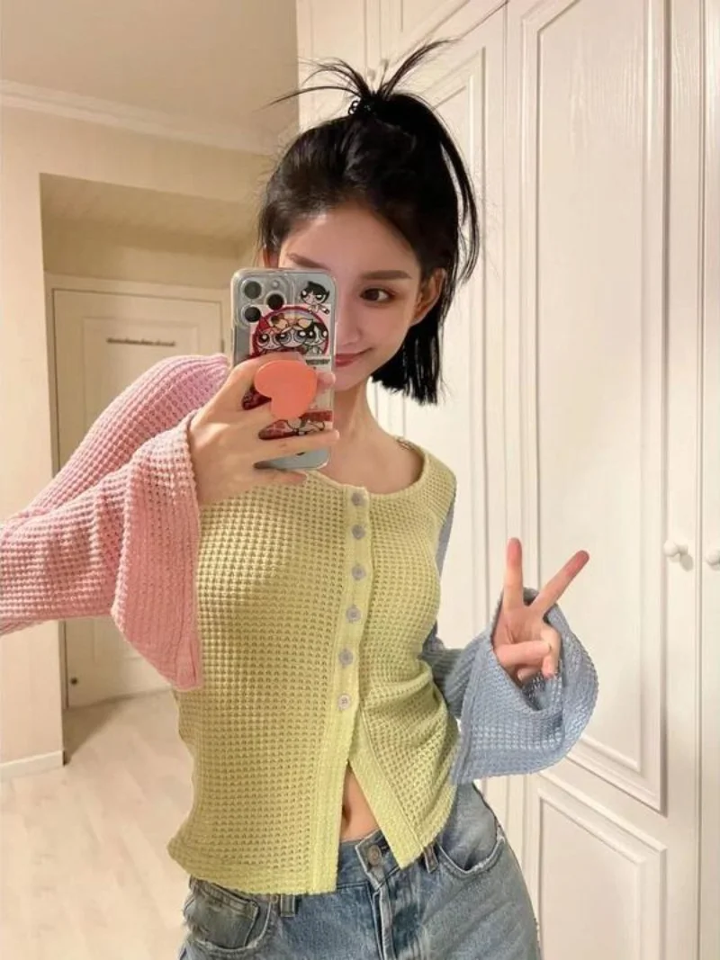 Женский трикотажный кардиган на пуговицах, с длинным Расклешенным рукавом 
Женский трикотажный кардиган на пуговицах, с длинным Расклешенным рукавом