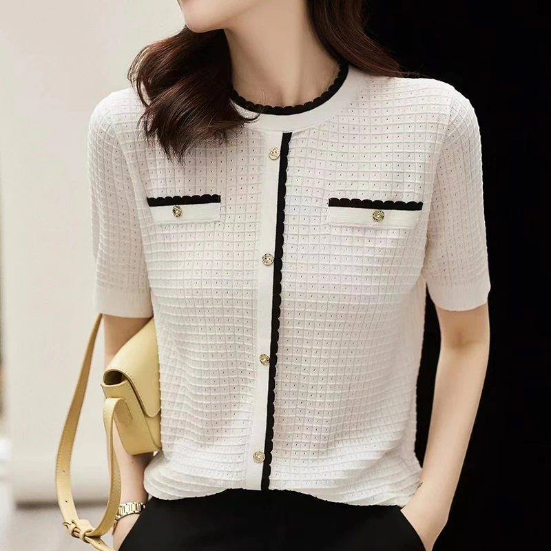 Женская трикотажная футболка на пуговицах с коротким рукавом и круглым вырезом
Женская трикотажная футболка на пуговицах с коротким рукавом и круглым вырезом