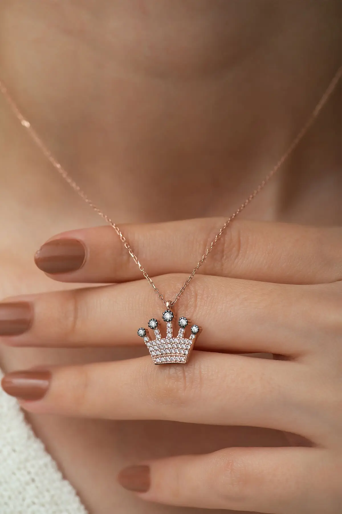 Женское ожерелье из серебра с розовым золотом и королевской короной
Женское ожерелье из серебра с розовым золотом и королевской короной
