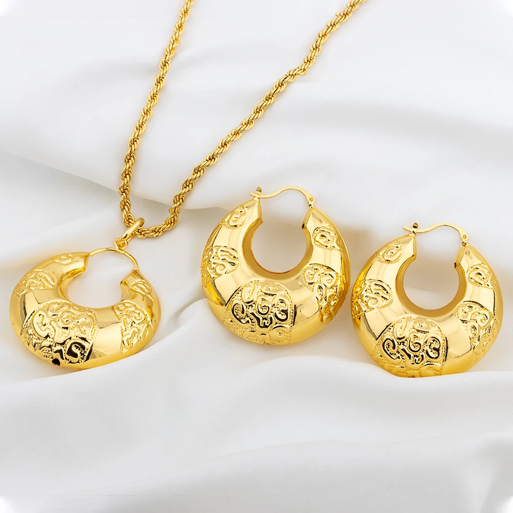 African Charm Necklace Earrings Dubai Gold Color Jewelry Sets for Women Wedding Bridal Pendant with 60cm Chain Jewelry Accessory
African Charm Necklace Earrings Dubai Gold Color Jewelry Sets for Women Wedding Bridal Pendant with 60cm Chain Jewelry Accessory